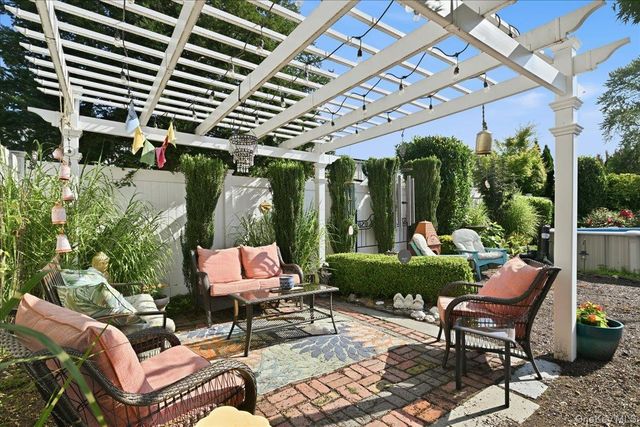 25 Rhode Island Avenue, Massapequa, NY 11758