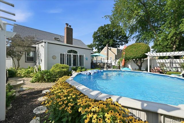 25 Rhode Island Avenue, Massapequa, NY 11758