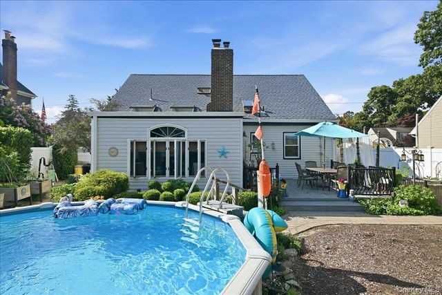 25 Rhode Island Avenue, Massapequa, NY 11758