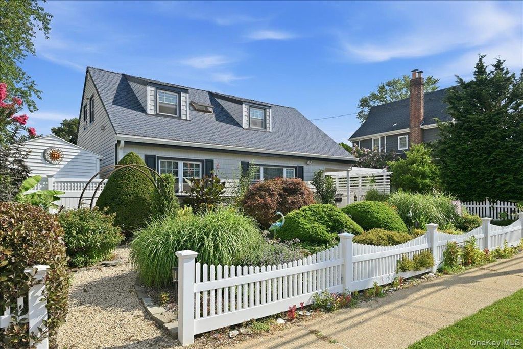 25 Rhode Island Avenue, Massapequa, NY 11758