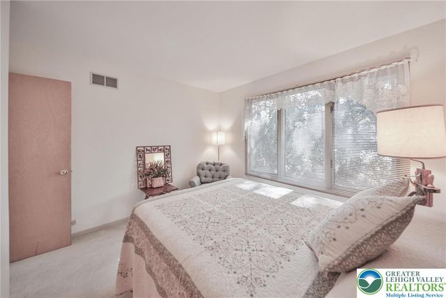 1736 Falcon Drive, Bethlehem City, PA 18017