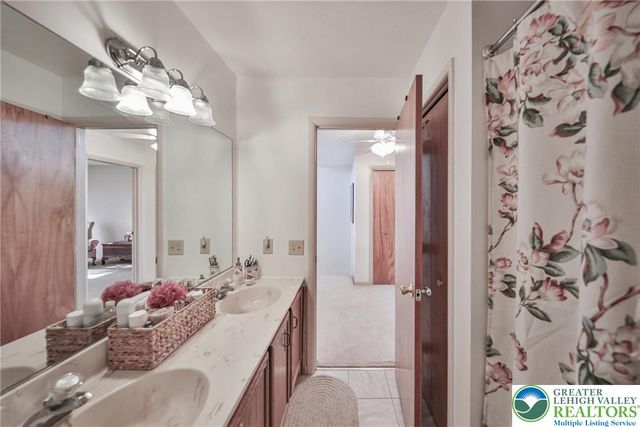 1736 Falcon Drive, Bethlehem City, PA 18017