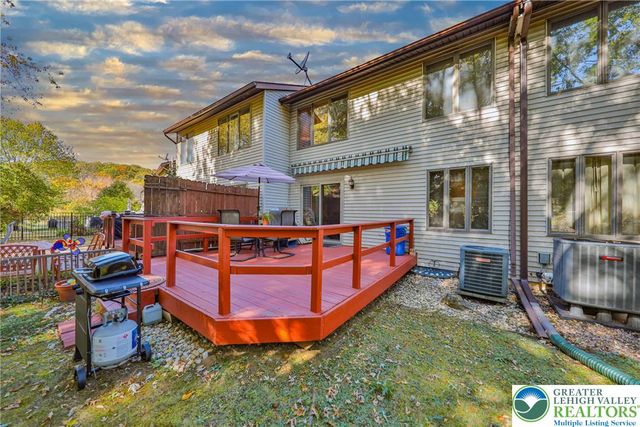 1736 Falcon Drive, Bethlehem City, PA 18017