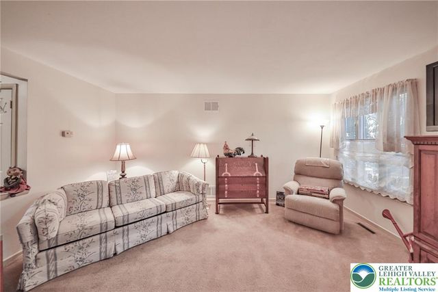 1736 Falcon Drive, Bethlehem City, PA 18017