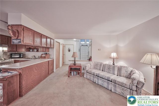 1736 Falcon Drive, Bethlehem City, PA 18017