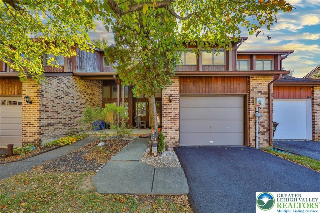 1736 Falcon Drive, Bethlehem City, PA 18017