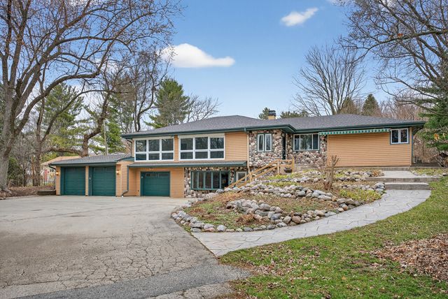 38W042 Silver Glen Road, St. Charles, IL 60175