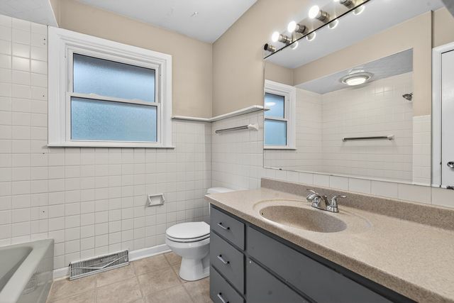 38W042 Silver Glen Road, St. Charles, IL 60175