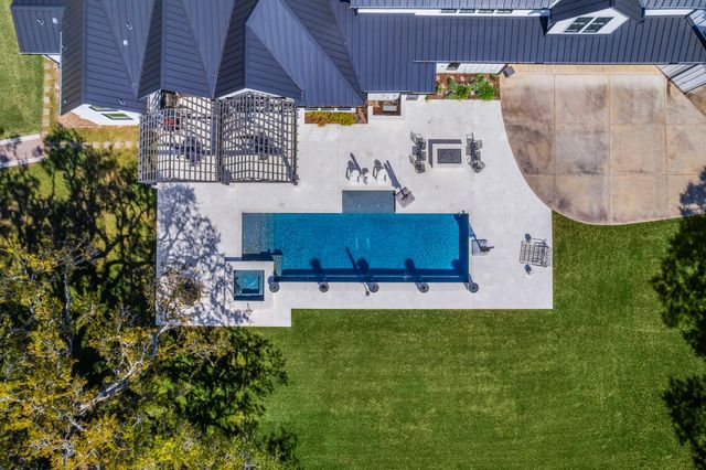 7341 County Road 27, Damon, TX 77430