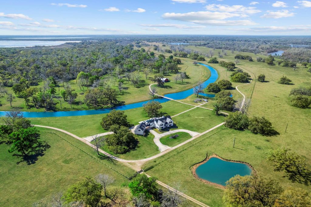 7341 County Road 27, Damon, TX 77430