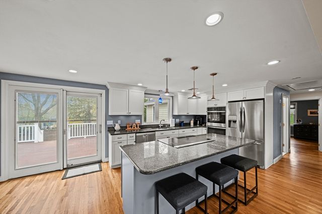 10 Newhall Rd, Lynnfield, MA 01940