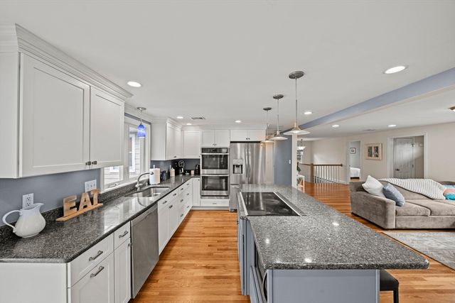 10 Newhall Rd, Lynnfield, MA 01940