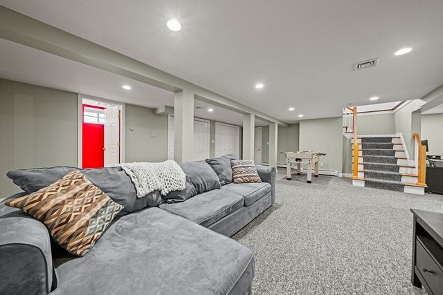 10 Newhall Rd, Lynnfield, MA 01940