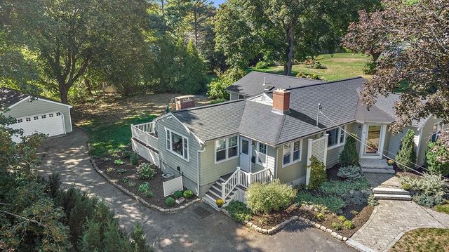 10 Newhall Rd, Lynnfield, MA 01940