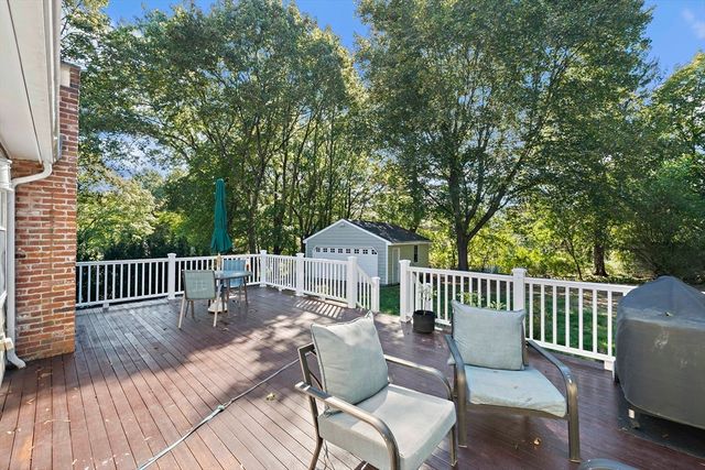 10 Newhall Rd, Lynnfield, MA 01940
