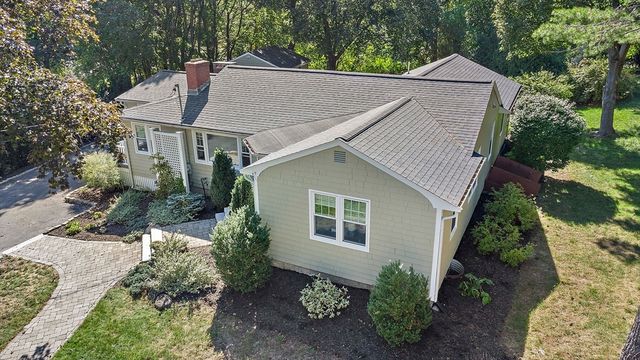 10 Newhall Rd, Lynnfield, MA 01940