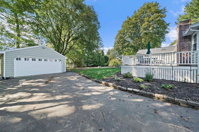 10 Newhall Rd, Lynnfield, MA 01940