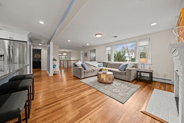 10 Newhall Rd, Lynnfield, MA 01940