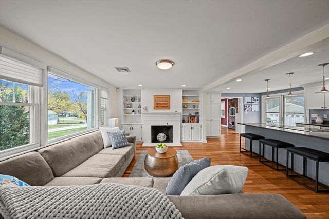 10 Newhall Rd, Lynnfield, MA 01940