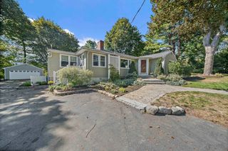 10 Newhall Rd, Lynnfield, MA 01940