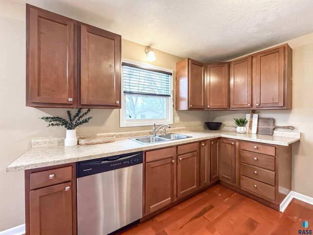 108 S Needles Dr, Brandon, SD 57005