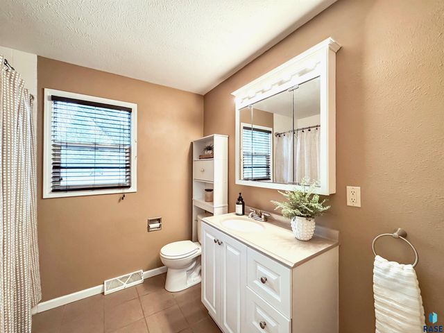 108 S Needles Dr, Brandon, SD 57005