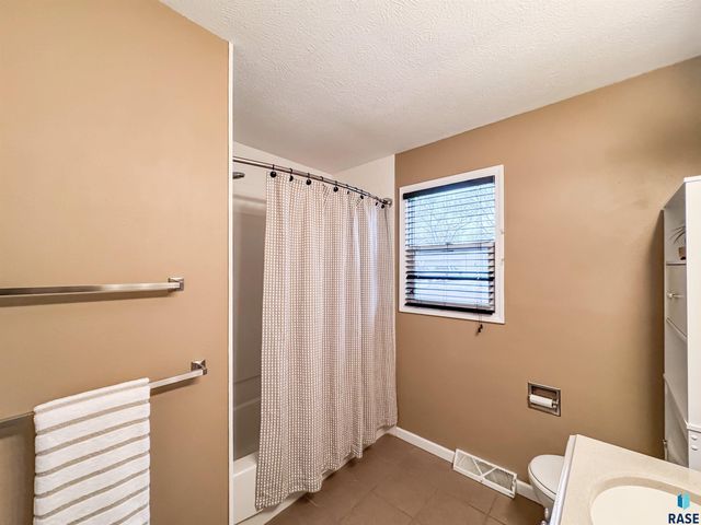 108 S Needles Dr, Brandon, SD 57005