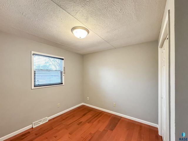 108 S Needles Dr, Brandon, SD 57005