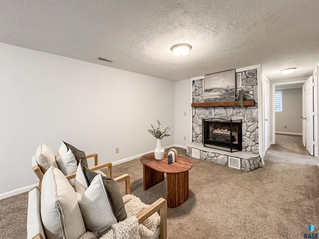 108 S Needles Dr, Brandon, SD 57005