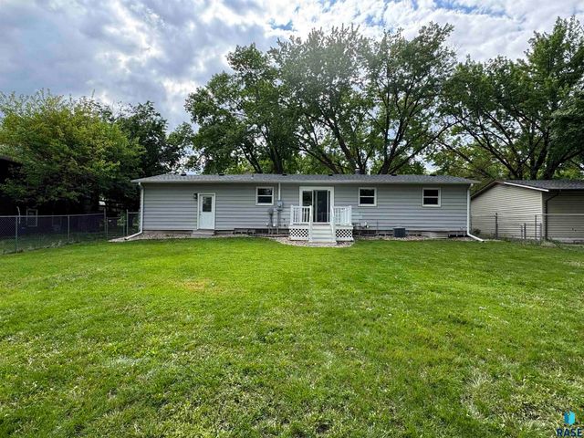 108 S Needles Dr, Brandon, SD 57005