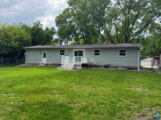108 S Needles Dr, Brandon, SD 57005