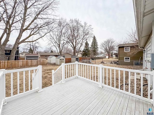 108 S Needles Dr, Brandon, SD 57005