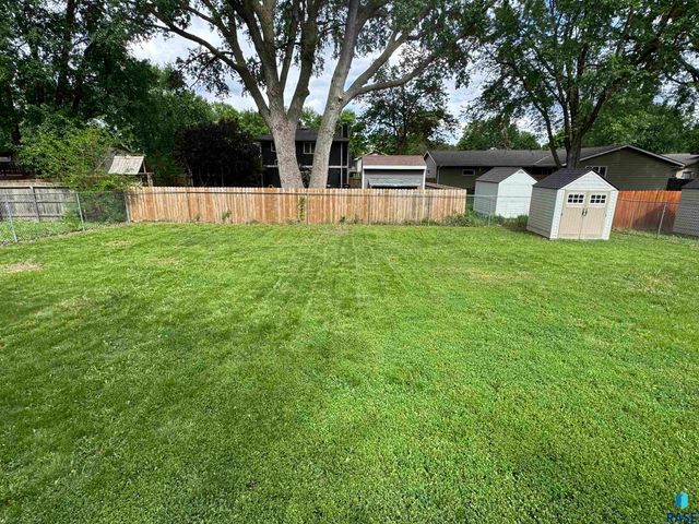 108 S Needles Dr, Brandon, SD 57005