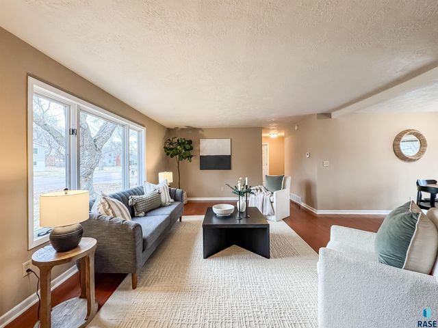 108 S Needles Dr, Brandon, SD 57005
