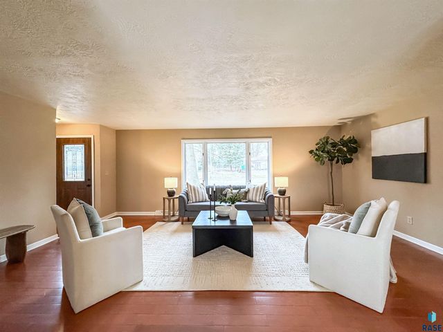 108 S Needles Dr, Brandon, SD 57005