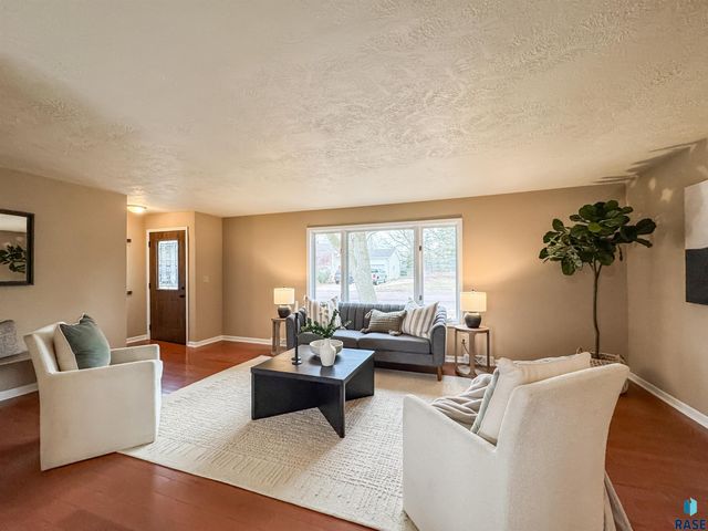 108 S Needles Dr, Brandon, SD 57005
