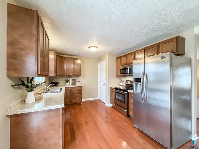 108 S Needles Dr, Brandon, SD 57005