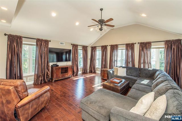 18 Stonycroft Road, Wayne, NJ 07470