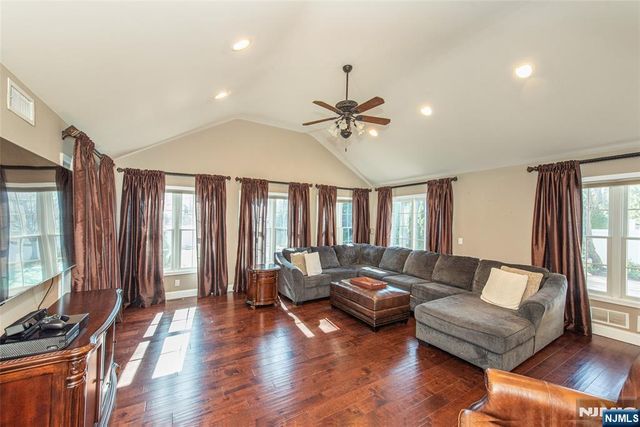 18 Stonycroft Road, Wayne, NJ 07470