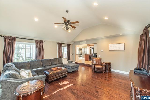 18 Stonycroft Road, Wayne, NJ 07470