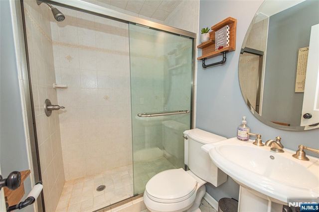 18 Stonycroft Road, Wayne, NJ 07470