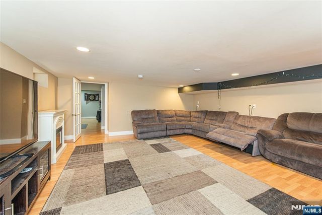 18 Stonycroft Road, Wayne, NJ 07470