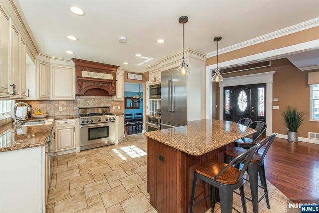 18 Stonycroft Road, Wayne, NJ 07470