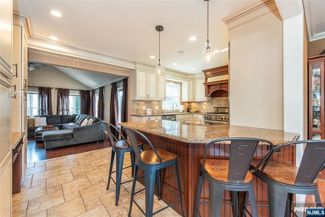 18 Stonycroft Road, Wayne, NJ 07470