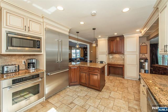 18 Stonycroft Road, Wayne, NJ 07470