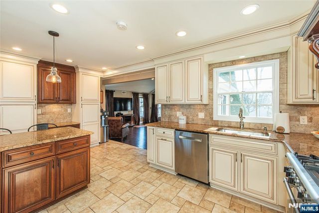 18 Stonycroft Road, Wayne, NJ 07470