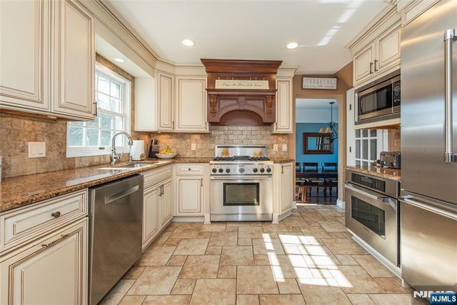 18 Stonycroft Road, Wayne, NJ 07470