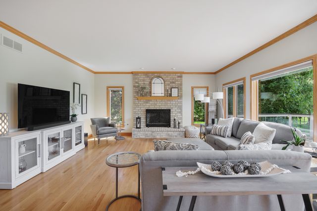 40W675 Stonebriar Lane, Elgin, IL 60124