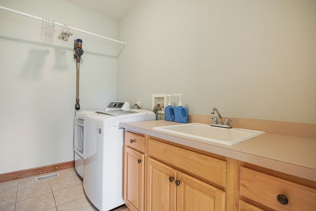 40W675 Stonebriar Lane, Elgin, IL 60124