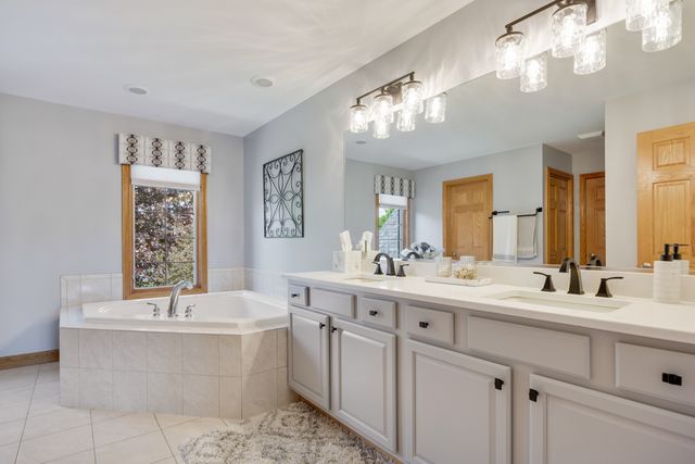 40W675 Stonebriar Lane, Elgin, IL 60124